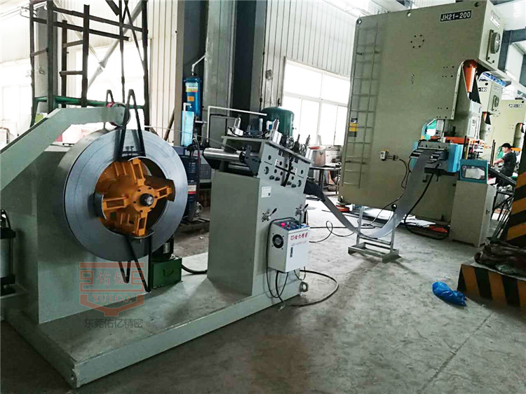 沈陽客戶厚板NC送料機(jī)二合一整平機(jī)配沖床自動化生產(chǎn)現(xiàn)場